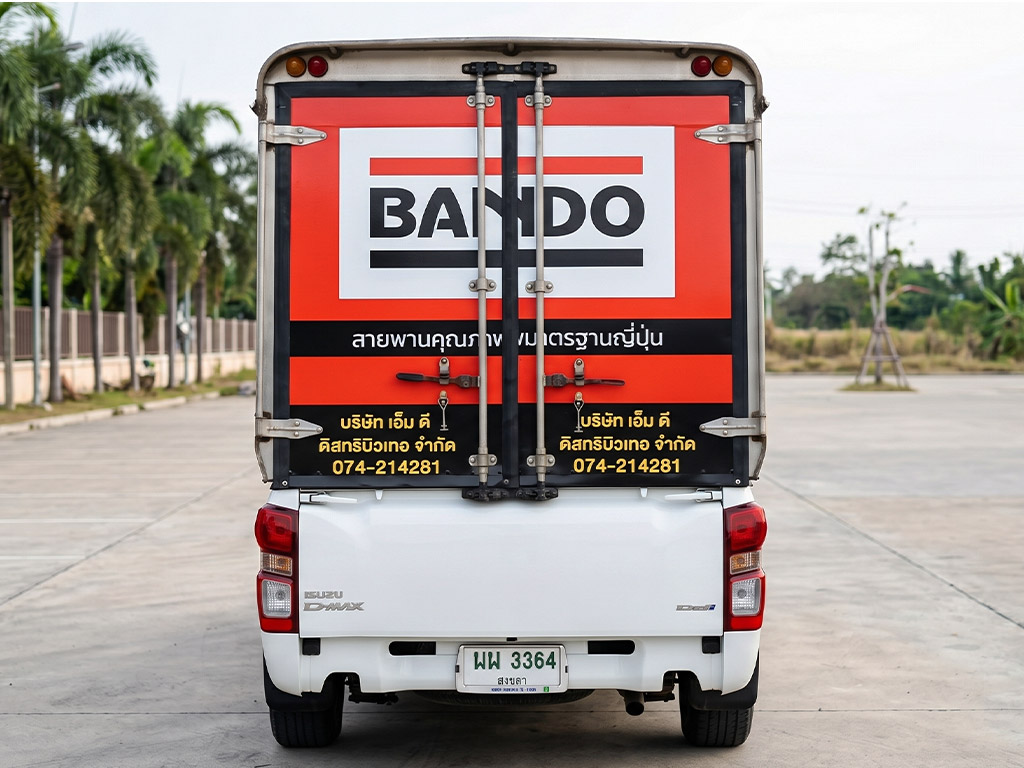 สติ๊กเกอร์ท้ายรถบริษัทตู้ทึบ แบรนด์ BANDO เน้นการจัดวางโลโก้ขนาดใหญ่และเบอร์โทรติดต่อเพื่อการสื่อสาร B2B ที่ชัดเจน