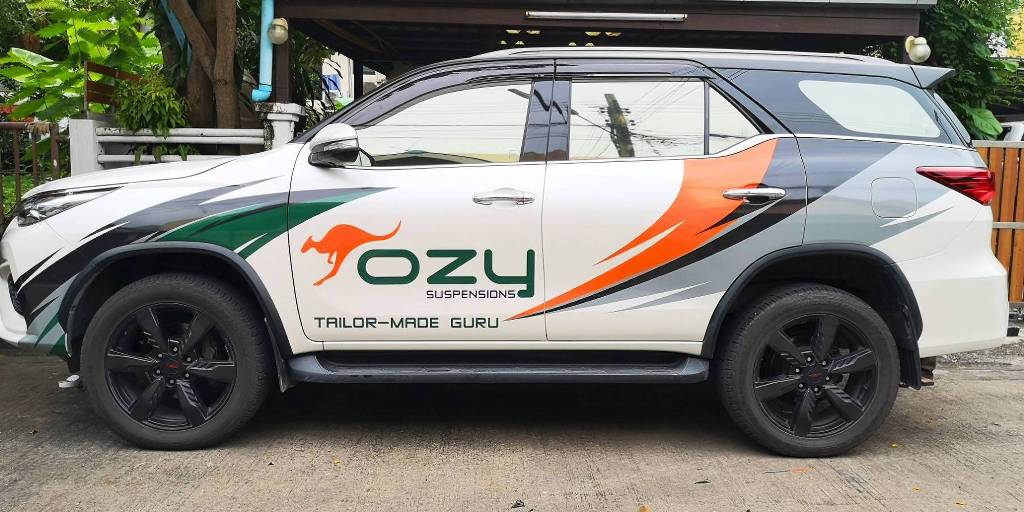รถ Fortuner ติดสติ๊กเกอร์ข้างรถบริษัทแบรนด์ OZY ผลงาน Partial Wrap โดย Aura Print