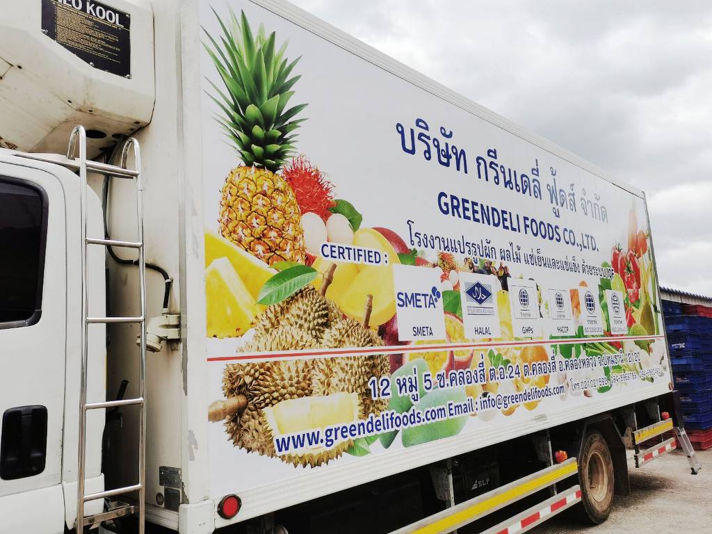 รถขนส่งบริษัทอาหารติดสติ๊กเกอร์โลโก้มาตรฐาน HACCP และ ISO พิมพ์สีสดลงบนวัสดุ 3M