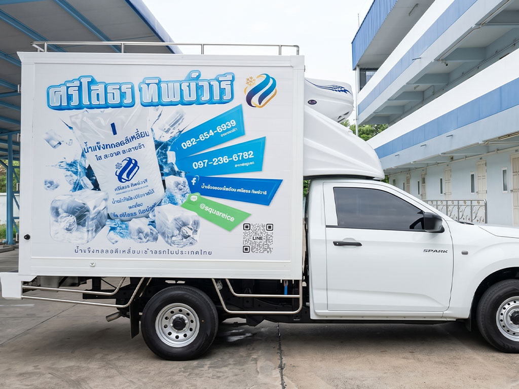 สติ๊กเกอร์ข้อมูลติดต่อบนรถขนส่งน้ำแข็ง แสดงการจัดวางเบอร์โทรศัพท์แยกตามสาขาและคิวอาร์โค้ดไลน์โอเอเพื่อการจัดการพื้นที่เฉพาะ