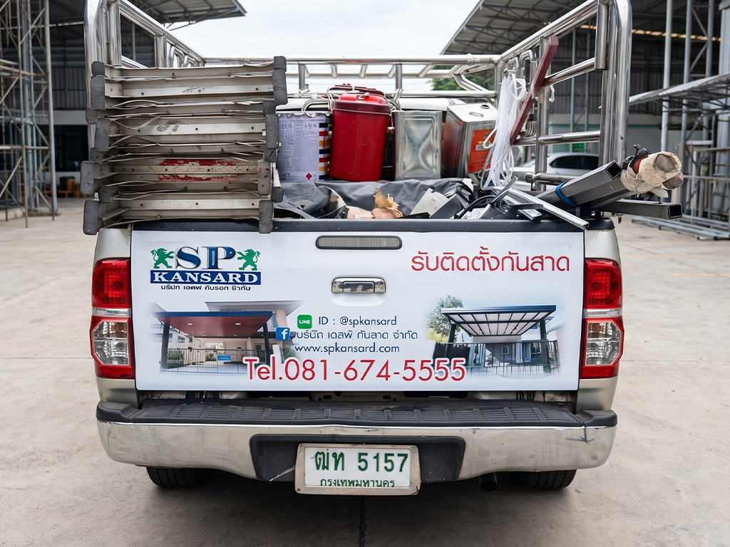 สติ๊กเกอร์ท้ายรถบริษัทรับเหมาติดตั้งกันสาด โชว์ภาพตัวอย่างผลงานจริงเพื่อสร้างความมั่นใจให้ลูกค้าระหว่างเดินทาง