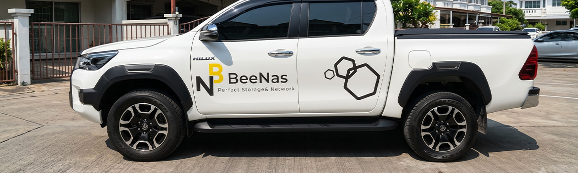 สติ๊กเกอร์ติดประตูรถยนต์บริษัทดีไซน์มินิมอลเพื่อระบุตัวตนองค์กร B2B อย่างชัดเจนตรงจุดโดยคงผิวสีรถเดิม