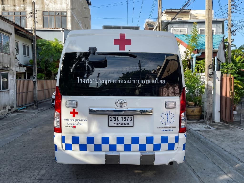 สติ๊กเกอร์รถตู้รับส่งพนักงานสำหรับองค์กร ติดโลโก้และชื่อบริษัทบริเวณท้ายรถอย่างเป็นระบบและสุภาพ