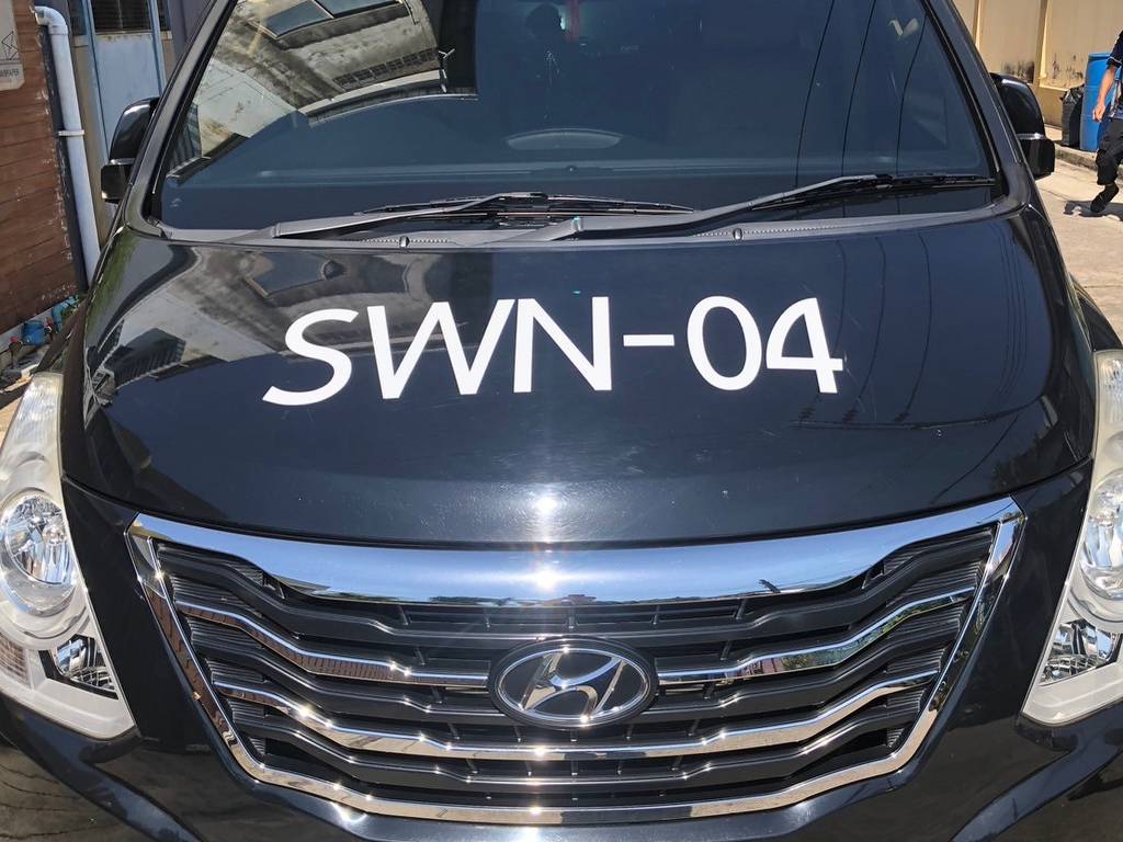 งานติดสติ๊กเกอร์หมายเลขรถบริษัทองค์ก ความทนทานสูง SWN-04 บนฝากระโปรงหน้ารถตู้บริษัทไดคัทเพื่อเพิ่มประสิทธิภาพการมองเห็นระยะไกล