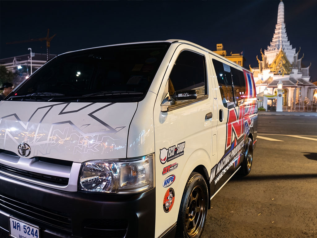 รถตู้องค์กรด้านหน้าหลังการรีแบรนด์สติ๊กเกอร์ใหม่ พร้อมออกให้บริการอย่างมืออาชีพ