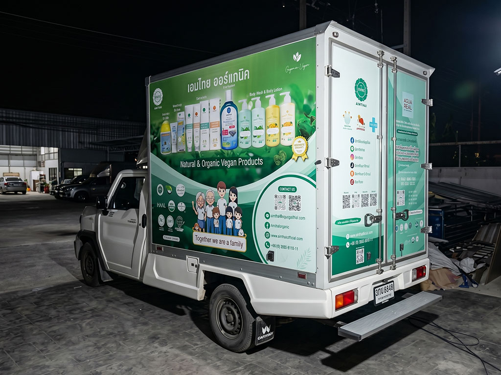 สติ๊กเกอร์ข้อมูลติดต่อบนตู้บรรทุกสินค้า ออกแบบให้สอดคล้องกับคู่มืออัตลักษณ์องค์กรของธุรกิจ B2B