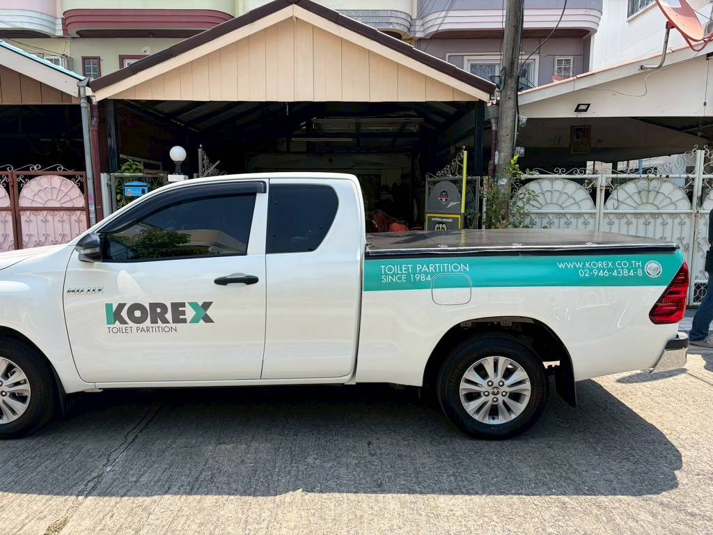 สติ๊กเกอร์รถกระบะบริษัทสำหรับทีมขายและรถตรวจงาน แร็ปโลโก้ทรงกลมและข้อความติดต่อข้างบานประตู