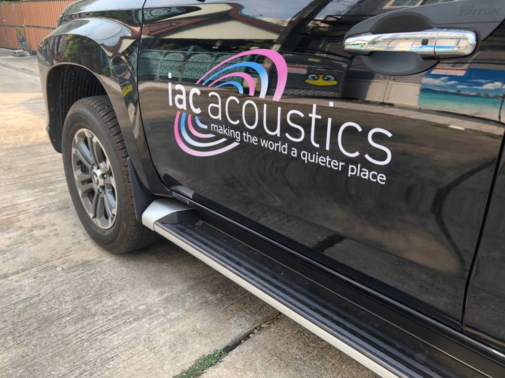 สติ๊กเกอร์โลโก้และข้อมูลบนรถกระบะบริษัท iac acoustics ไดคัตข้อความสโลแกนคมชัดเพื่อสื่อสารวิสัยทัศน์แบรนด์
