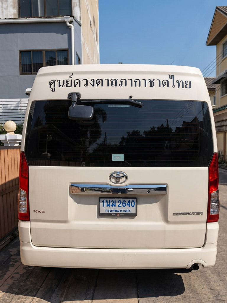 การออกแบบกราฟิกด้านหลังรถตู้องค์กร ทางเลือกที่คุ้มค่าในการเริ่มต้นงานสื่อสารแบรนด์โดยไม่ต้องแร็ปเต็มคัน
