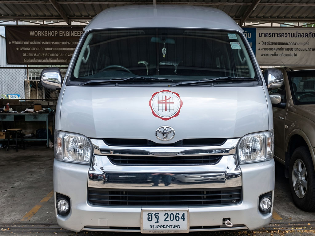 สติ๊กเกอร์ติดฝากระโปรงรถตู้ Toyota Commuter แบบโลโก้เดี่ยวเพื่อความเรียบหรู