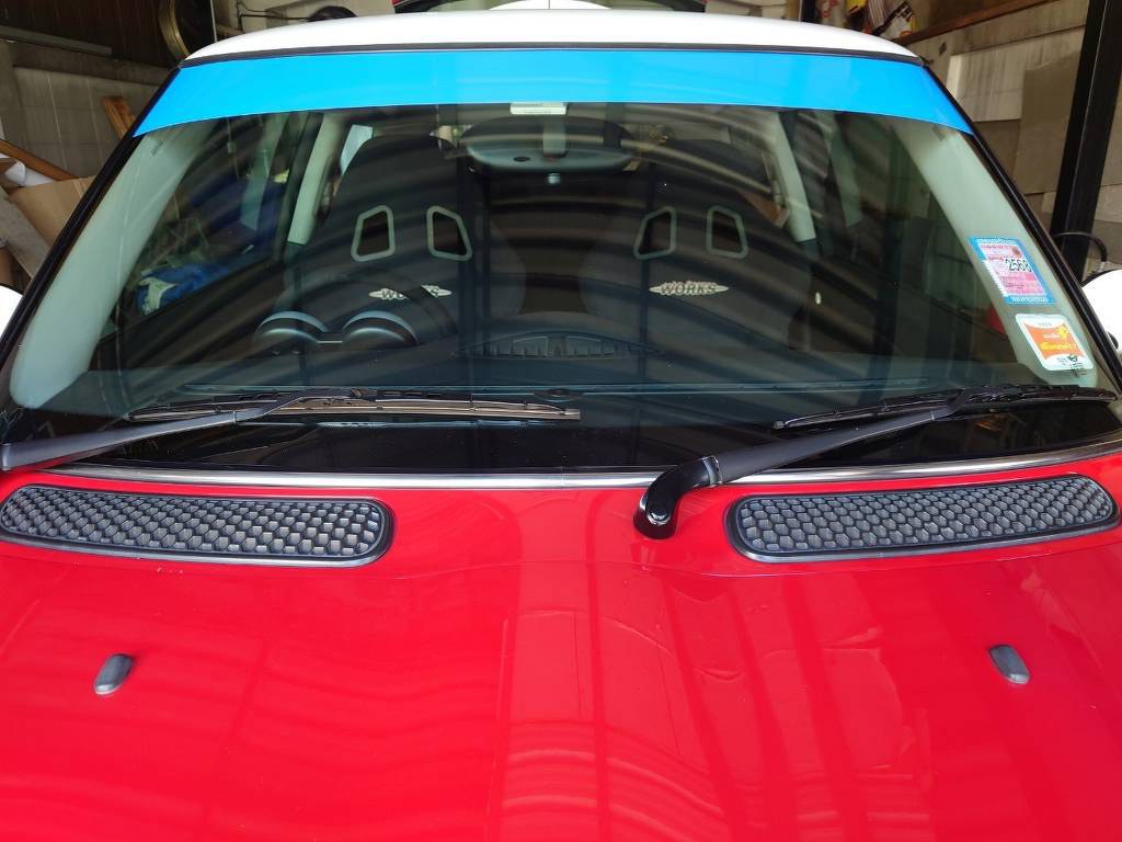 สติ๊กเกอร์คาดแถบรถองค์กรสีฟ้าคราม (Cyan Blue) แบบพื้นเปล่าบนกระจกหน้ารถ Mini Cooper ก่อนการติดข้อความ