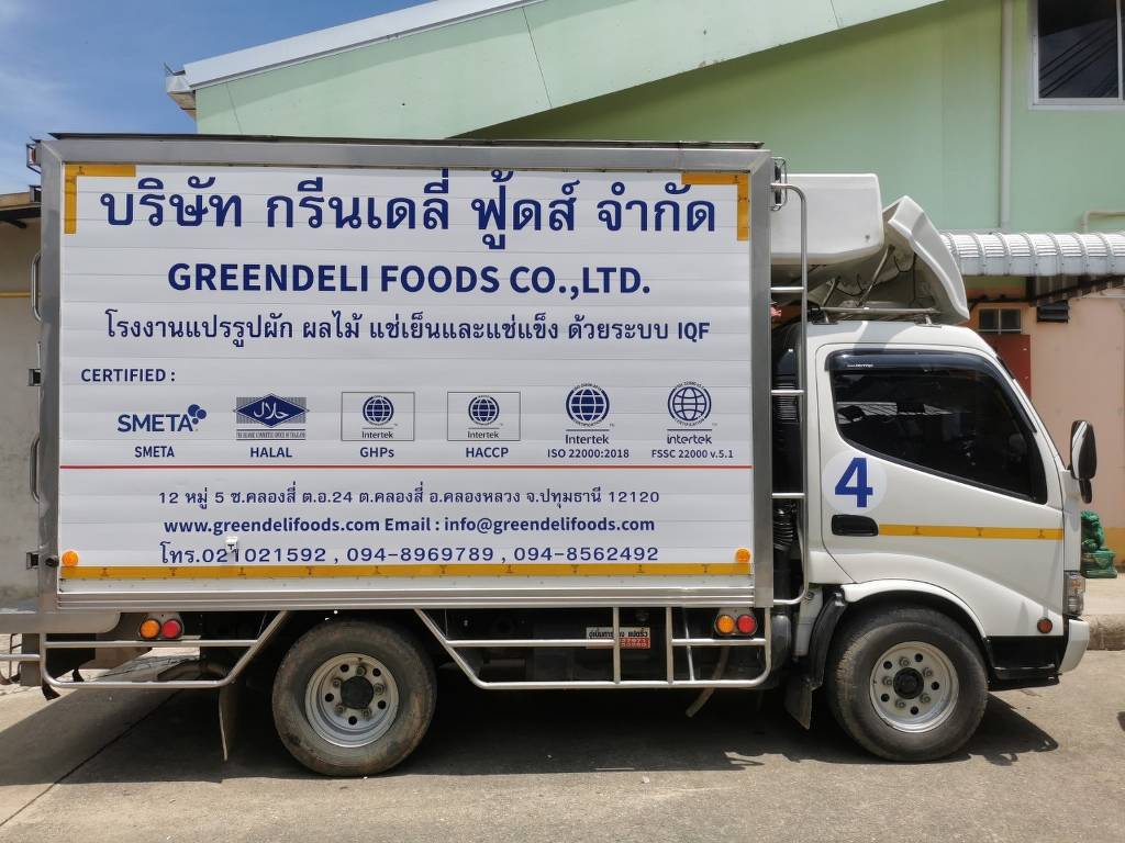 งานติดสติ๊กเกอร์เลขข้างรถขนส่งหมายเลข 3 ร่วมกับงานดีไซน์ภาพลักษณ์ฟลีทรถกระจายสินค้าอุตสาหกรรม B2B