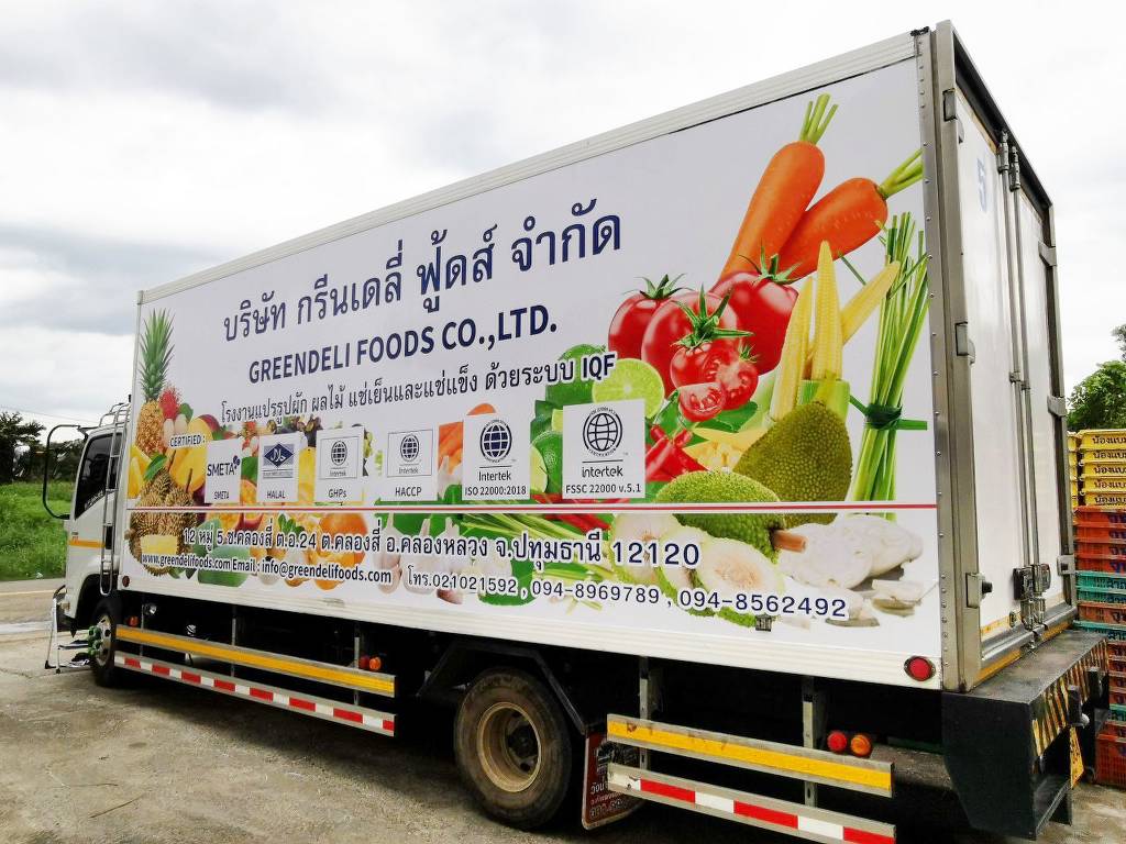 สติ๊กเกอร์ข้อมูลติดต่อบนรถขนส่ง โชว์ภาพผักผลไม้สีสดใส พิมพ์ลงบนวัสดุ 3M ที่ทนการล้าง