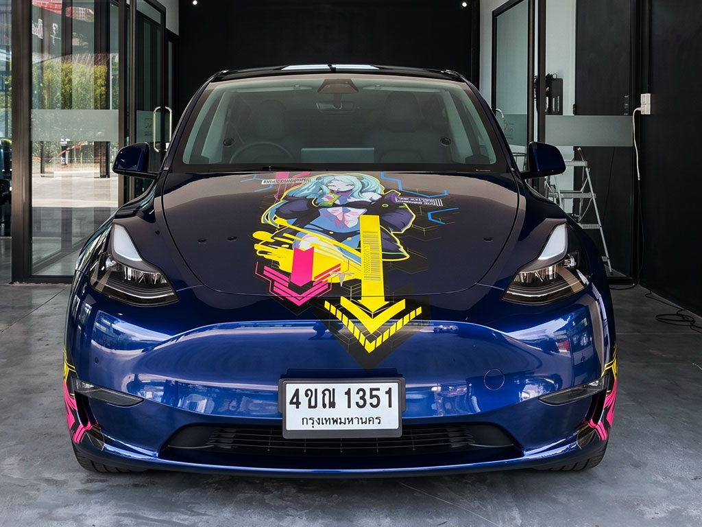สติ๊กเกอร์ฝากระโปรงรถไฟฟ้า Tesla สำหรับโชว์ผลงานกราฟิกของครีเอทีฟเอเจนซี่