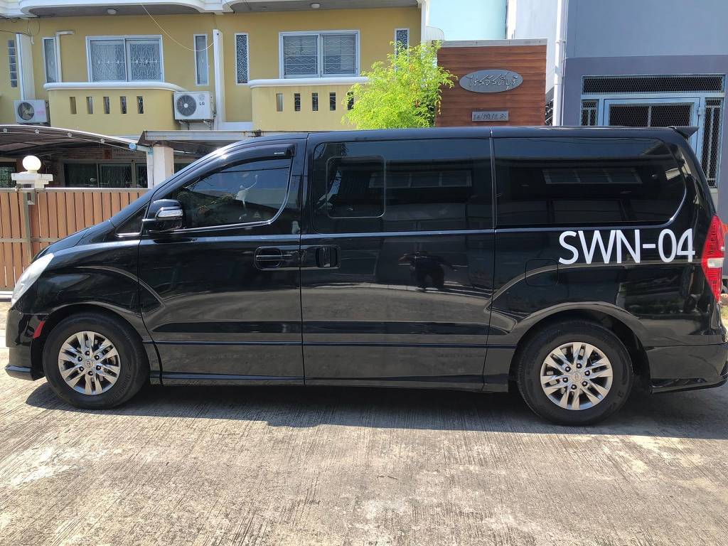 สติ๊กเกอร์เลขรถบริษัทรหัส SWN-04 สีขาวขนาดมาตรฐานบนประตูสไลด์ด้านข้างของรถตู้ผู้บริหารและรถส่วนกลางบริษัท
