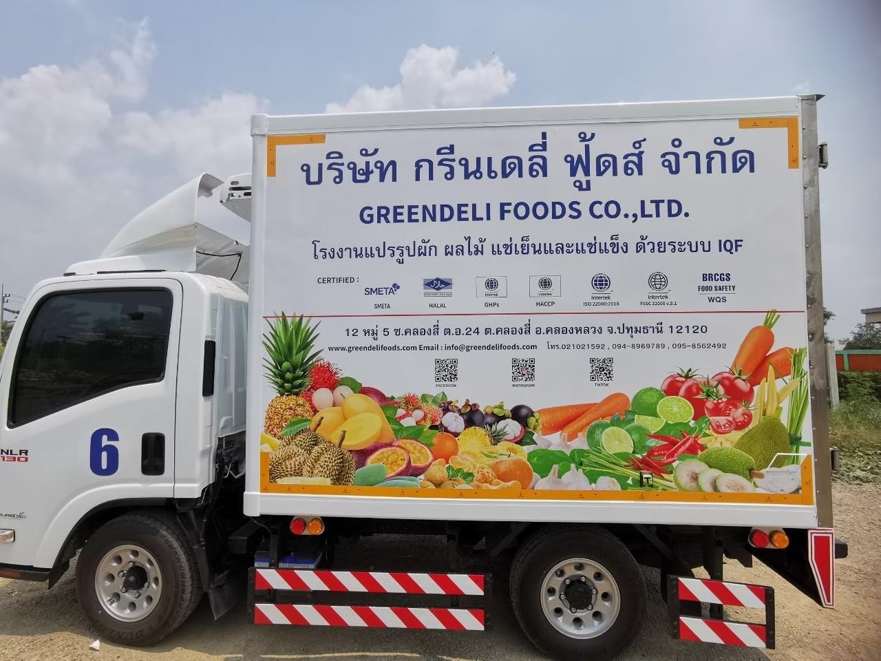 สติ๊กเกอร์เลขรถบริษัทแบบจัดลำดับต่อเนื่องบนกองรถบรรทุกขนส่งสินค้าตู้ทึบเพื่อระบบบริหารสินทรัพย์องค์กร