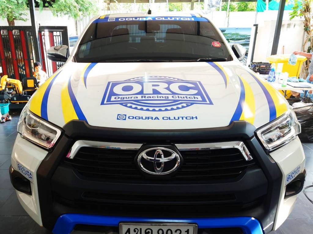งานติดสติ๊กเกอร์ฝากระโปรงรถบริษัท Toyota Hilux Revo สำหรับรถทีมช่างและบริการภาคสนาม