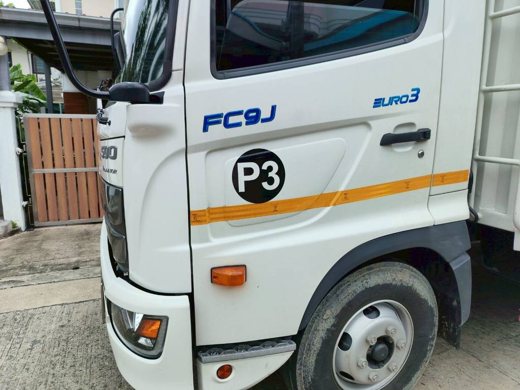 สติ๊กเกอร์รหัสรถฟลีททรงกลมสีดำอักษรขาวระบุรหัส P3 ติดตั้งแยกส่วนบนพื้นที่รองเฉพาะของประตูรถบรรทุก