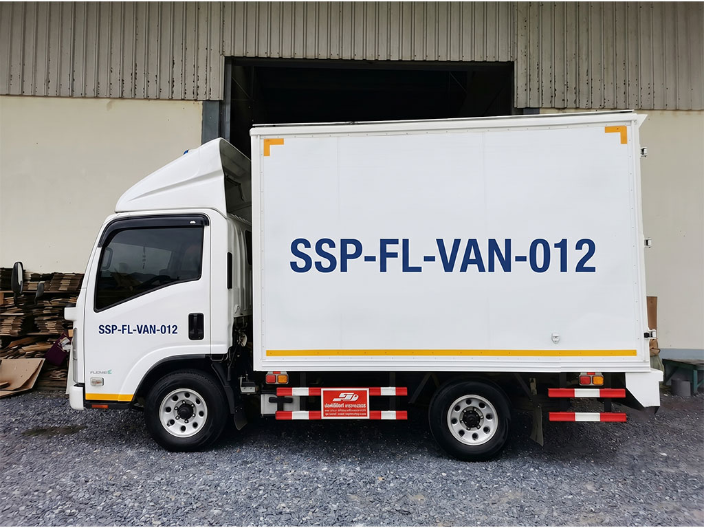 สติ๊กเกอร์รหัสรถฟลีท โครงสร้างรหัสเชิงระบบ SSP-FL-VAN-012 ติดข้างตู้ทึบรถบรรทุกบริษัท