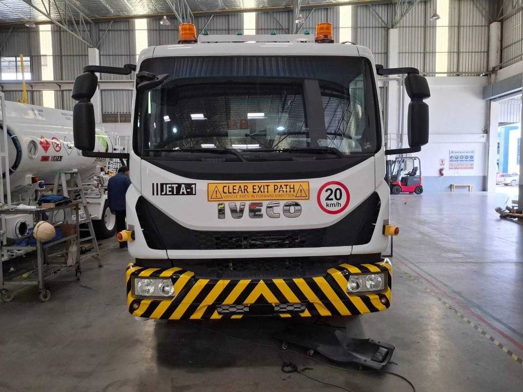 สติ๊กเกอร์รหัสรถฟลีทและป้ายสัญลักษณ์ความปลอดภัย JET A-1 ติดตั้งบริเวณหน้ารถบรรทุกอุตสาหกรรมเพื่อระบุประเภทพาหนะ