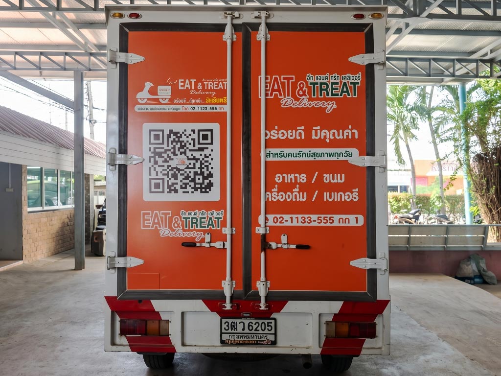 สติ๊กเกอร์ท้ายรถบริษัทธุรกิจเดลิเวอรี่ เน้นประโยชน์การสแกน QR Code ขนาดใหญ่เพื่อสั่งอาหารทันที