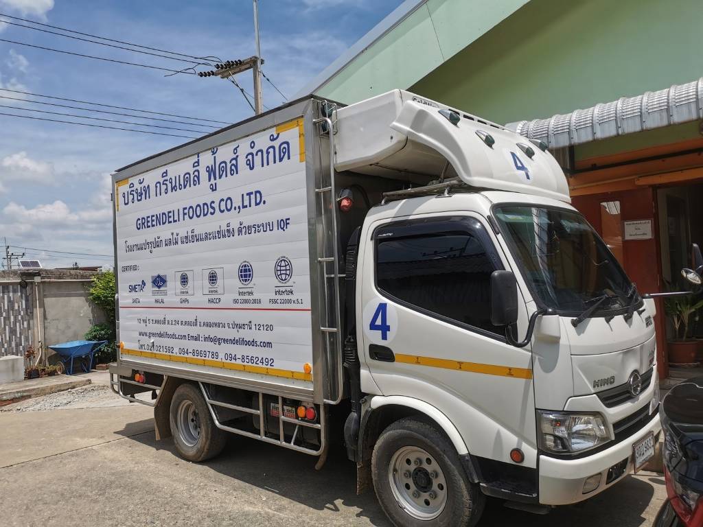 สติ๊กเกอร์เลขรถบริษัทหมายเลข 3 บนประตูหน้าฝั่งคนขับรถกระบะห้องเย็นขนส่งสินค้าแช่แข็งเพื่อบันทึก logbook
