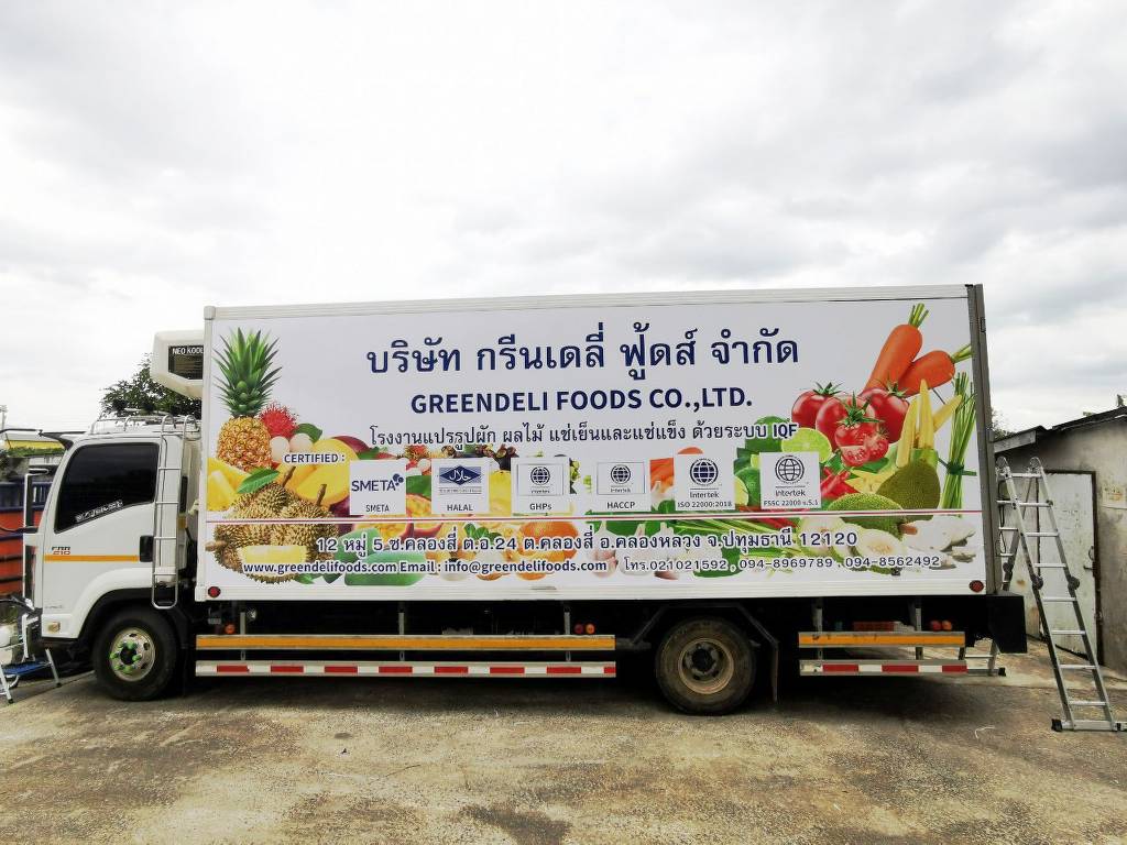 สติ๊กเกอร์ข้อมูลติดต่อบนรถขนส่งขนาดใหญ่ ใช้พื้นที่ตู้ทึบให้เป็นประโยชน์สูงสุดในการโฆษณา