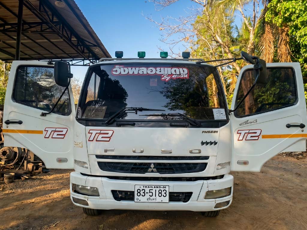 สติ๊กเกอร์คาดแถบข้อความติดกระจกหน้ารถบรรทุก Fuso พร้อมระบบสติ๊กเกอร์รหัสประจำรถฟลีท T2 วังพลอยแดง