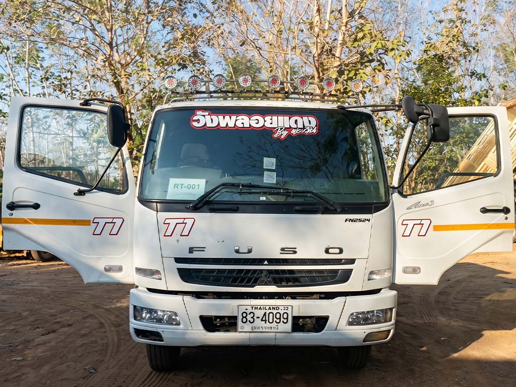 ระบบสติ๊กเกอร์รถองค์กรสำหรับระบุหมายเลขฟลีทรถบรรทุกใหญ่ รหัส T1 บนกระจกหน้าและประตูข้างรถขนส่ง Fuso
