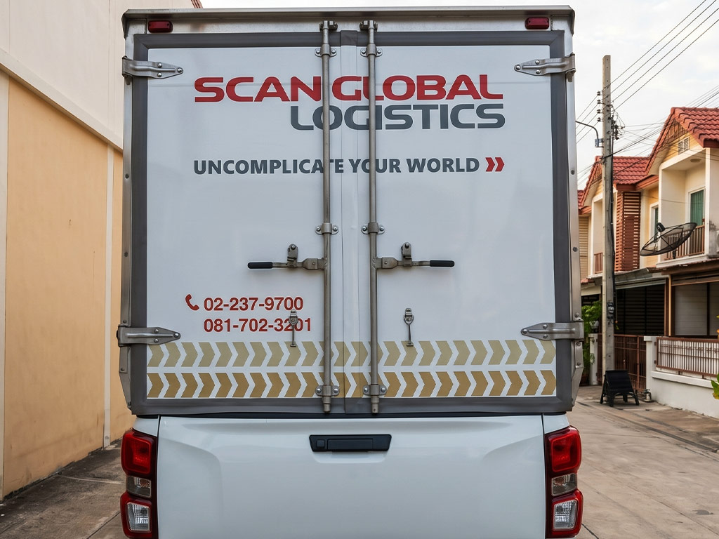 สติ๊กเกอร์ท้ายรถบริษัทโลจิสติกส์ Scan Global เน้นความสะอาดตา ตัวอักษรทางการ และลวดลายลูกศรเสริมความปลอดภัย