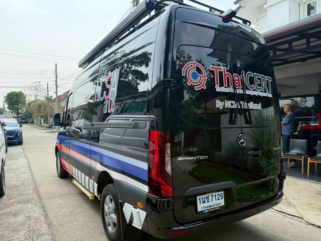 รถตู้ Mercedes Sprinter สีดำติดตั้งสติ๊กเกอร์ด้านหลังรถตู้บริษัทและหน่วยงานราชการและแถบกราฟิกสะท้อนความมั่นคงปลอดภัย
