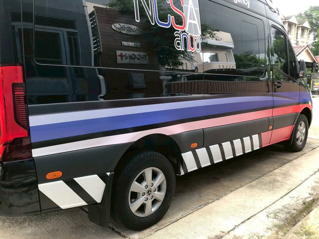 รถตู้ Mercedes Sprinter ติดสติ๊กเกอร์ข้างรถองค์กรหน่วยงานรัฐ (สกมช.) ลายเส้นกราฟิกพาดผ่านด้านข้าง