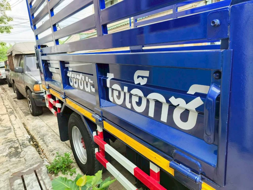 สติ๊กเกอร์ข้างรถบริษัทขนส่ง ชัยชนะ โอเอ็กซ์ ไดคัทติดบนกระบะเหล็กด้านข้าง