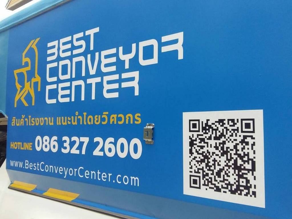 งานพิมพ์สติ๊กเกอร์ QR Code ขนาดใหญ่ความละเอียดสูงและโลโก้สีทองบนแผงสติ๊กเกอร์ติดรถตู้ทึบขนส่ง