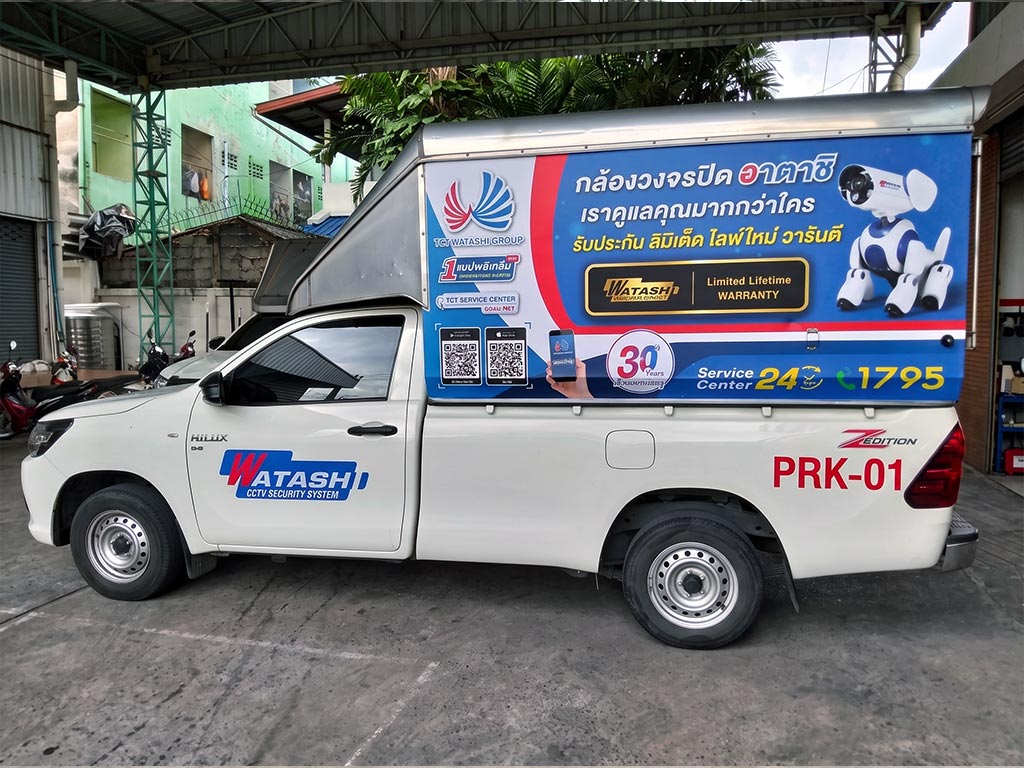 สติ๊กเกอร์ เลขประจำคันรถบริษัท หมายเลข PRK-01 แบบไดคัทสีแดงติดข้างตัวถังรถส่งของเพื่อการเรียงคิวและคุมงานปฏิบัติการ