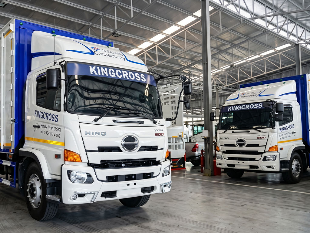 บริการติดตั้งสติ๊กเกอร์คาดแถบรถองค์กรและงาน Fleet Branding บนรถบรรทุกหัวลากตู้คอนเทนเนอร์แพ็คคู่