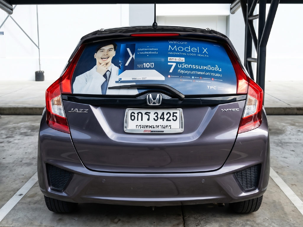 สติ๊กเกอร์ท้ายรถบริษัทประเภทซีทรูติดกระจกหลังรถยนต์ Honda Jazz โชว์งานพิมพ์โฆษณาแคมเปญโปรดักส์สำหรับรถทีมขาย