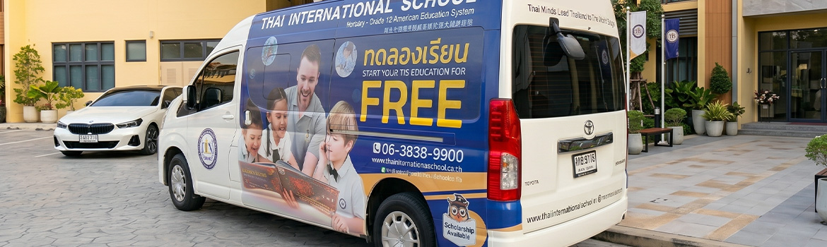 สติ๊กเกอร์หลังรถตู้บริษัทแบบข้อความไดคัทข้อมูลติดต่อ ทำงานร่วมกับงานแร็ปสติ๊กเกอร์ข้างรถตู้โรงเรียนนานาชาติ