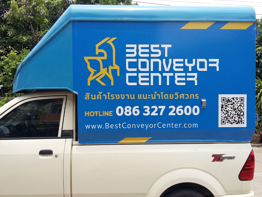 สติ๊กเกอร์ข้อมูลติดต่อบนรถขนส่งที่แยกเบอร์ฮอตไลน์และคิวอาร์โค้ดชัดเจน เพื่อการติดต่อทันทีหน้างาน แตกต่างจากเว็บไซต์ที่ไว้เข้าชมภายหลัง