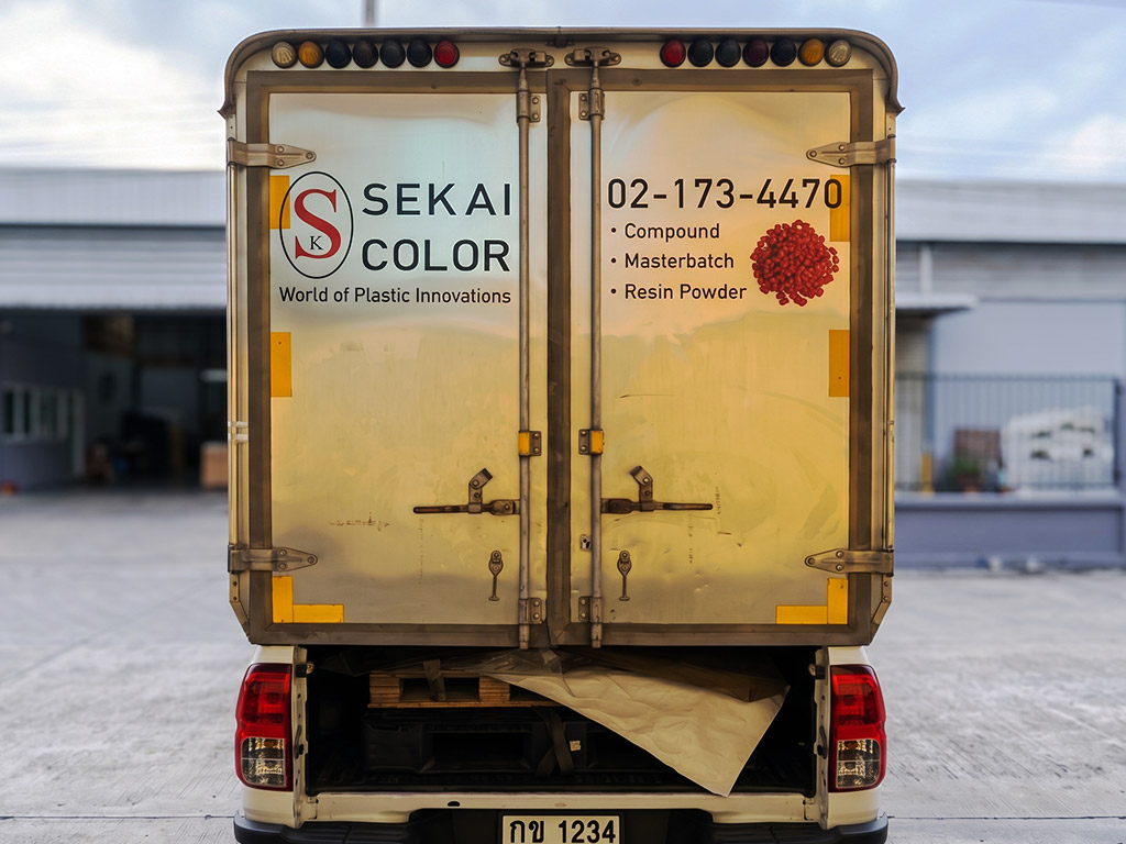 สติ๊กเกอร์ท้ายรถบริษัทอุตสาหกรรมพลาสติก Sekai Color ระบุประเภทวัตถุดิบเจาะจงกลุ่มลูกค้าโรงงาน