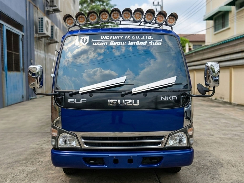 ตัวอักษรไดคัทสติ๊กเกอร์สีขาวติดกระจกหน้ารถบรรทุก Isuzu NKR สีน้ำเงิน โดยไม่มีแถบพื้นหลังสำหรับรถบริษัท