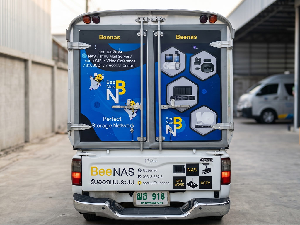 สติ๊กเกอร์ท้ายรถบริษัทไอทีแบรนด์ BeeNas ใช้ไอคอนอธิบายบริการระบบ Network และ NAS ให้เข้าใจง่าย