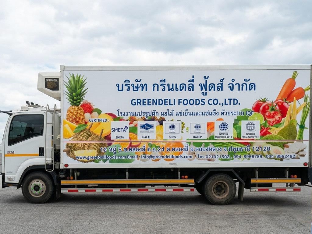 สติ๊กเกอร์ข้อมูลติดต่อบนรถขนส่งขนาดใหญ่ แสดงแผงเบอร์โทรศัพท์ เว็บไซต์ และอีเมลแนวยาวด้านข้างตัวรถบรรทุกห้องเย็น