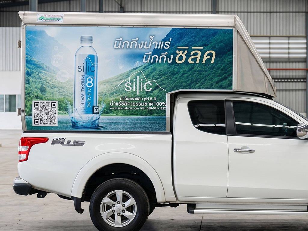 สติ๊กเกอร์คิวอาร์โค้ดไลน์โอเอที่มุมตู้รถกระบะขนส่งสินค้า สำหรับสแกนส่งข้อมูล รูปภาพ และประสานงานเคลมสินค้าหน้างาน