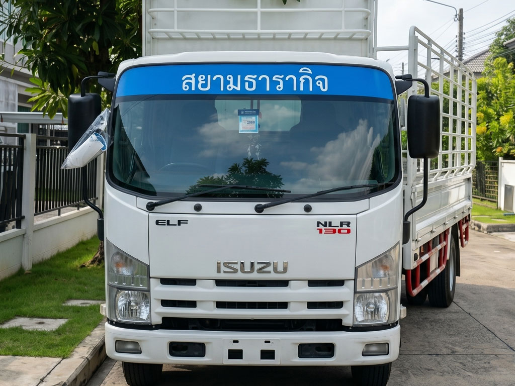 สติ๊กเกอร์คาดแถบรถองค์กรสีฟ้าข้อความสยามธารากิจบนกระจกหน้ารถบรรทุก Isuzu ELF NLR 130 สำหรับงาน Logistics Fleet Branding