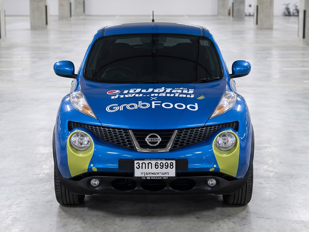 สติ๊กเกอร์ฝากระโปรงรถแคมเปญการตลาด GrabFood และ Pepsi สำหรับโปรโมทสินค้า