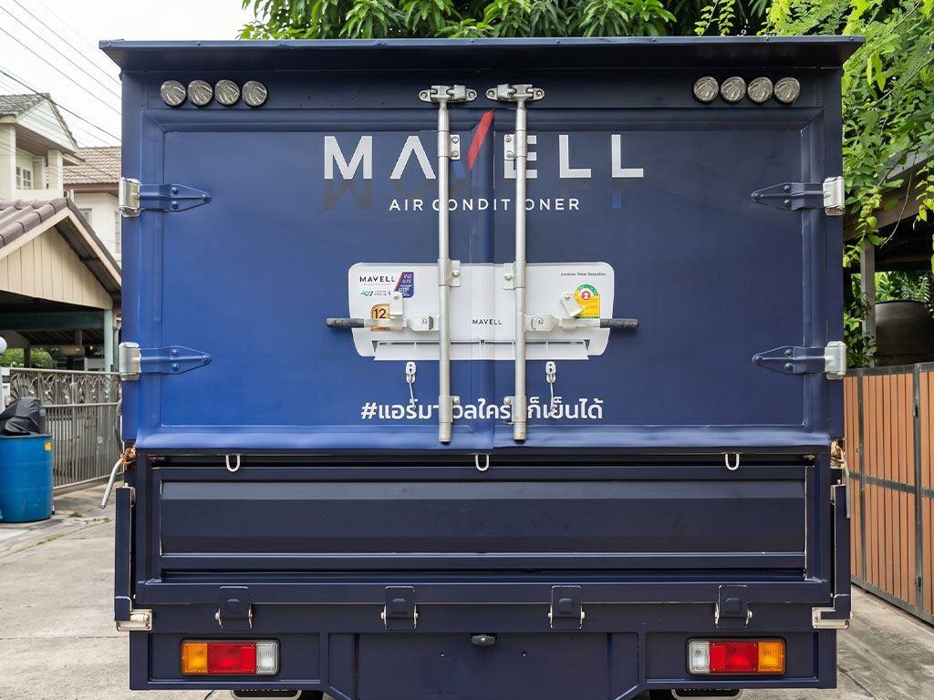 สติ๊กเกอร์ท้ายรถบริษัท Mavell ออกแบบเน้นสีน้ำเงินตามคู่มือ CI พร้อมโลโก้แบรนด์เครื่องปรับอากาศขนาดใหญ่เพื่อสร้างการจดจำ
