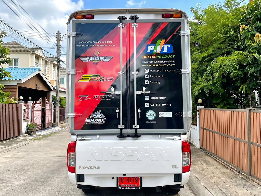 สติ๊กเกอร์ท้ายรถบริษัทจัดจำหน่ายอะไหล่ PJT รวมโลโก้พันธมิตรทางธุรกิจและช่องทาง Social Media ครบถ้วน