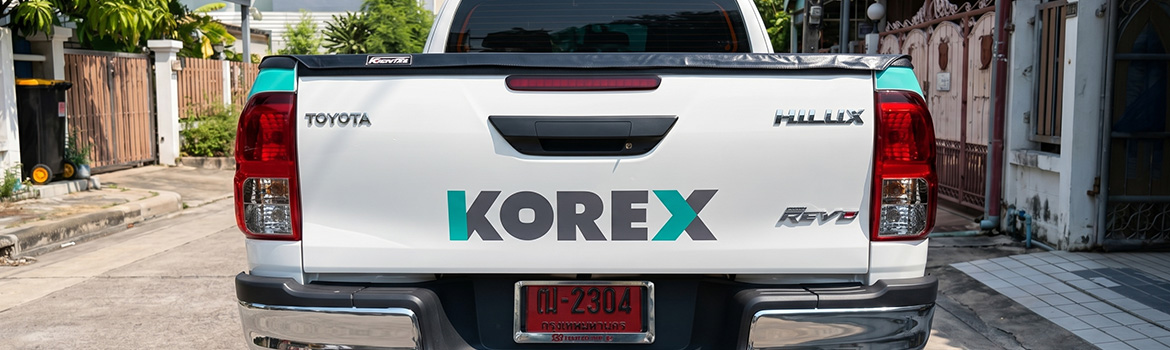 งานติดตั้งสติ๊กเกอร์แร็ปรถบางส่วนบริเวณฝาท้ายรถกระบะ Toyota Hilux Revo โลโก้แบรนด์ KOREX คมชัดชัดเจน