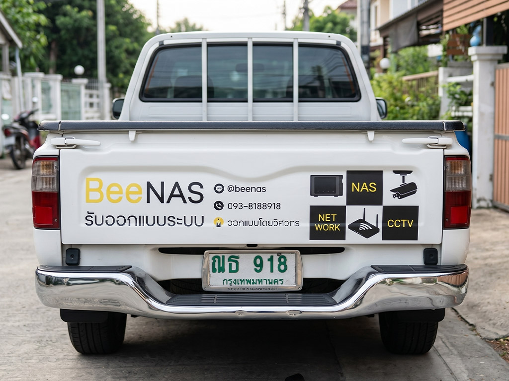 สติ๊กเกอร์ท้ายรถบริษัทบนฝาท้ายกระบะ BeeNAS ใช้ประโยชน์พื้นที่จำกัดด้วยไอคอนบริการไอทีที่อ่านง่าย